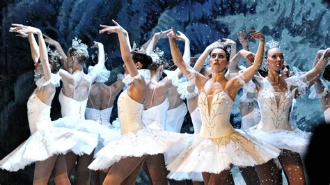 Волшебство на льду: три сказочные истории Государственного балета к Дню Победы